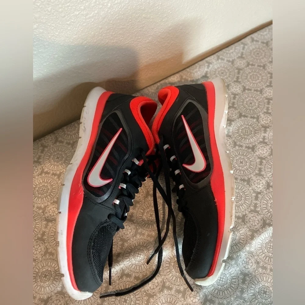 Nike~Flex Trainer 4~Black/Crimson~Running~Gym~Training Athletic Shoe~Size 9.5